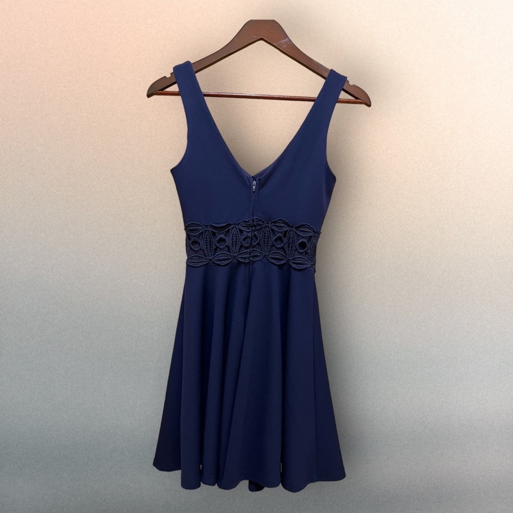 B. Darlin Navy Cut Out Midriff Sleeveless Skater Dress Size 3 / 4 (Juniors) - Picture 2 of 6